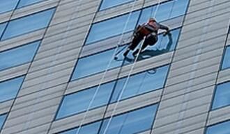 高空保潔的時(shí)候，如何刮去多余的水痕呢？