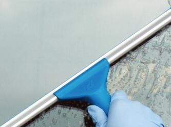 高空進(jìn)行玻璃清潔作業(yè)的時候，要注意什么呢？